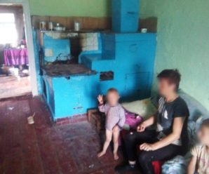 На Прикарпатті соціальні працівники забрали у горе-матері двох дітей. ФОТО