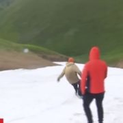 Снігові баби та катання на сноубордах: молодь креативно використала літній снігопад у Карпатах (відео)
