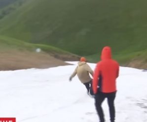 Снігові баби та катання на сноубордах: молодь креативно використала літній снігопад у Карпатах (відео)
