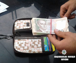 У поліції розповіли подробиці затримання жінок, які вкрали гаманець із 21 тисячею (фото)