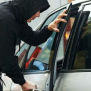 У Франківську орудують злодії, які грабують автівки
