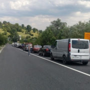 Перекриття дороги на Прикарпатті продовжується. Люди у спеку стоять в кілометрових заторах (фото+відео)
