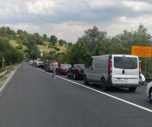 Перекриття дороги на Прикарпатті продовжується. Люди у спеку стоять в кілометрових заторах (фото+відео)