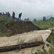 Десятки грибників на Буковині стали заручниками стихії, через зруйнований міст(відео)