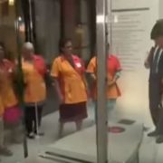 Під оплески прибиральниць: прем’єр Нідерландів помив за собою підлогу в парламенті(відео)
