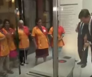 Під оплески прибиральниць: прем’єр Нідерландів помив за собою підлогу в парламенті(відео)