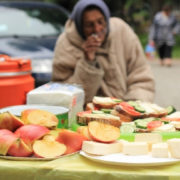 У парку Шевченка для безхатьків та пенсіонерів влаштували святковий пікнік (відео)