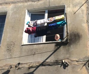 Батько з Бурштина, син якого ледь не випав з вікна у переконує, що рятувати хлопчика не було потреби (відео)
