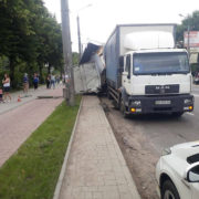 ДТП у Франківську: на Галицькій вантажівка спричинила кілька зіткнень (фото)