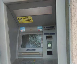 На Прикарпатті чоловік сокирою розтрощив банкомат, бо йому не дали кредит (фото)