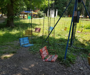 “У стилі Чорнобиль”: іванофранківці обурені станом дитячих атракціонів у міському парку (фото)