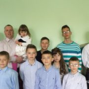 На Прикарпатті родина виховує дев`ять дітей, шестеро хлопців – з дитбудинку