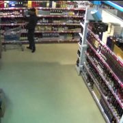 На Прикарпатті троє неповнолітніх вкрали з магазину 200 пляшок алкоголю