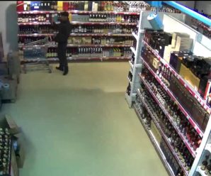 На Прикарпатті троє неповнолітніх вкрали з магазину 200 пляшок алкоголю