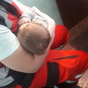 У Києві мати «під кайфом» з немовлям у руках шокувала перехожих (фото)