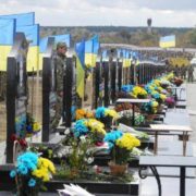 “Коли це закінчиться, серце розривається”: Українців зворушило фото маленької дочки бійця АТО на кладовищі