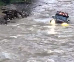 Негода на Прикарпатті: водій на автомобілі намагався перетнути річку але машина перекинулась(відео)