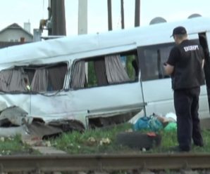 Автобус на франківських номерах зіткнувся з потягом, Двоє загинуло, сім госпіталізованих(ВІДЕО)