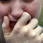 “Перетворював життя дитини на жахіття”: На Київщині 65-річний педофіл три роки розбещував малолітню сусідку