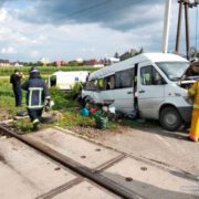 У мережі з’явилось відео смертельної ДТП, у якій маршрутка з франківськими номерами зіткнулась з потягом