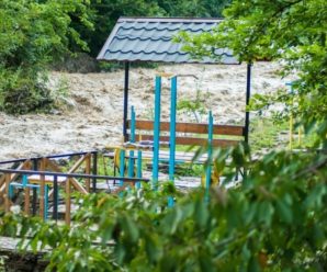 Через сильні дощі на Прикарпатті річки виходять з берегів: у Болехові затопило дороги та подвір’я. ФОТО, ВІДЕО