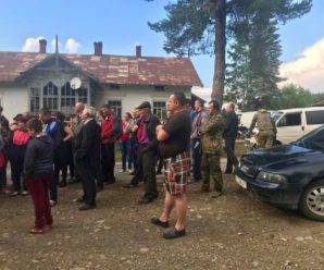 Дорогу Надвірна-Бистриця перекрили – жителі сіл вимагають ремонту (відео)
