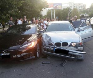 В Одесі підліток на батьковому BMW з литовськими номерами врізався в електрокар Tesla