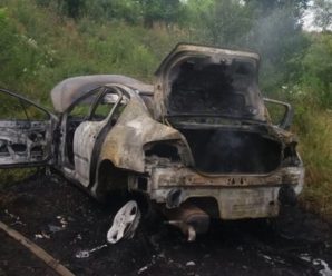 У Калуші вогонь за кілька хвилин знищив авто – водій травмований. ФОТО