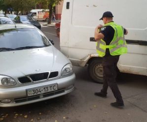 Рухався “задом”: в Івано-Франківську п’яний чоловік наїхав на припарковане авто