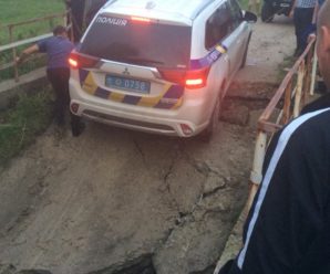 На Долинщині провалився міст, по якому їхав автомобіль поліції (ФОТО)
