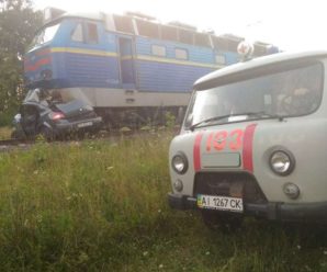 Двоє людей зaгинули: папсажирський потяг збив на перeїзді легковий автомобіль Renault Megane (фото)