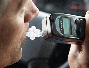 У Франківську п’яний водій намагався переконати патрульних, що запах алкоголю спричинив кондиціонер