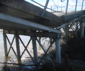 На Прикарпатті провалився автомобільний міст (ФОТО,ВІДЕО)