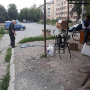 У Франківську серед білого дня п’яний чоловік поцупив дорожній знак (фото+відео)