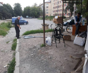 У Франківську серед білого дня п’яний чоловік поцупив дорожній знак (фото+відео)