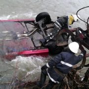 Трагедія на Прикарпатті: автівка перекинулася в річку. Є жертви