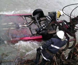 Трагедія на Прикарпатті: автівка перекинулася в річку. Є жертви