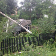 На Франківщині вантажівка злетіла з дороги на подвір’я, протаранивши дві електроопори (фото)