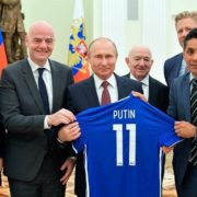 Президенту ФІФА дорікнули за футболку з написом “Путін”