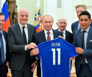 Президенту ФІФА дорікнули за футболку з написом “Путін”