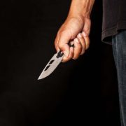 На Прикарпатті чоловік у стані наркотичного сп’яніння ножем порізав молодика біля нічного клубу