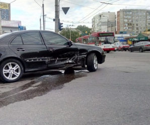 В Івано-Франківську на світлфорі не розмнулися два авто (фото)