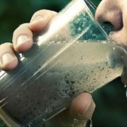 Заражена вода, чорна, брудна, з бактеріями, грибками і вірусами – невже таку воду незабаром питимуть українці