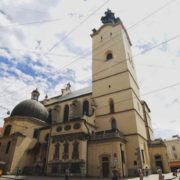 Стрілянина в центрі Львова: Невідомий відкрив вогонь по людях