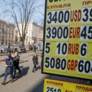 “Від 30 до 50 гривень за долар”: Експерти розповіли до якого курсу слід готуватися українцям у разі ненадання кредиту МВФ