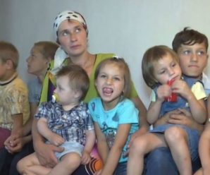У багатодітній родині Яремчуків із Житомирщини одним махом похрестили одразу вісьмох дітей(відео)