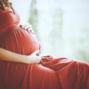 «Нехай твоя дитина помре»: Троє навіжених дівчат жорстоко побили вагітну жінку