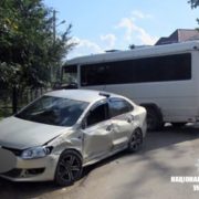 На Рожнятівщині п’яний водій мікроавтобуса на зустрічці зіткнувся з легковиком. ФОТО