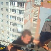 В Івано-Франківську після сімейної сварки чоловік вирішив стрибнути з даху багатоповерхівки (відео)