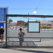 Зашита рука та рана на голові: в Івано – Франківську жінка травмувалася на автобусній зупинці – соцмережі